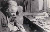 Otec Alfreda Neudörfera při výrobě houslí v Lubech, 60. léta 20. století 