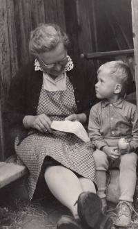Alfred Neudörfer se svoji babičkou v Lubech, začátek 50. let 20. století 