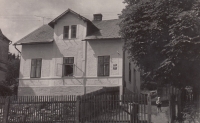 Pamětník Alfred Neudörfer u svého rodného domu v Lubech 