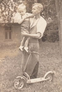 Alfred Neudörfer se svým otcem na zahradě rodinného domu v Lubech, rok 1951
