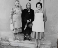 Sestřenice matky Jaroslava Stehlíčka a matka Johna (uprostřed). Vlevo matka Jaroslava Stehlíčka, vpravo manželka. Ženy stojí před Stehlíčkovým domem v Bojkovicích. 