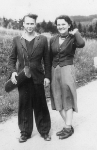 Zdenka Kopecká s budoucím manželem v Orlických horách, 1954