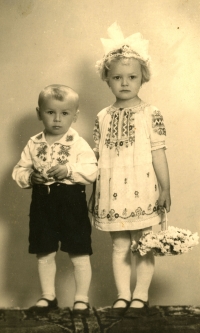 Bohumila Svobodová, née Amanová, with her brother Vladimír in 1940
