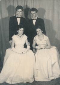 Helena Illnerová (vlevo) na maturitním plese, 1956
