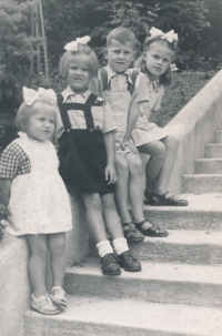 Rajna Milunič Sopková (první zleva) v dětství, 1948. Zleva Rajna, Neva, Vlado, Marta