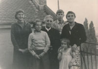 Rajna Milunič Sopková (druhá zleva) s babičkou a sourozenci před odjezdem do Československa, Bělehrad, 21. října 1956