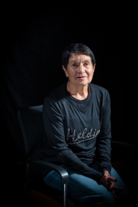 Aktuálna fotografia bežkyne a pamätníčky Evy Seidlovej, z natáčania jej životného príbehu, október, 2023. (číslo dva)
