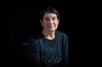 Aktuálna fotografia bežkyne a pamätníčky Evy Seidlovej, z natáčania jej životného príbehu, október, 2023. (číslo jedna)
