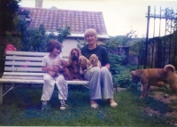 Eva Dlouhá s vnučkou a psem