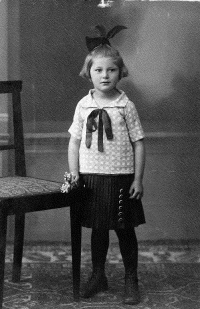 Eva Dlouhá na dobovém snímku coby malá slečna