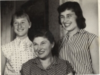 Eva Dlouhá s maminkou a sestrou