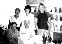 Eva Dlouhá se sourozenci a rodiči