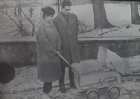 Na procházce s prvorozeným synem, 1963