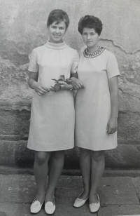 Zuzana Motlová (vlevo) se sestrou, 1968