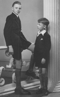 Sourozenci Karel a Jiří Skleničkovi, 1943