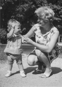 Manželka pamětníka s dcerou Helenou, 1966