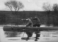 Pamětník (vzadu) jako člen vodáckého klubu, 1952