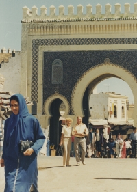 Pamětník s manželkou u vstupu do Mediny ve Fesu, 1985