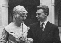 Jiří Sklenička při promoci své manželky Jarmily, 50. léta 20. století