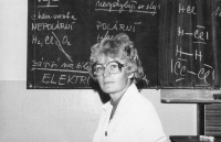 Jarmila Skleničková jako učitelka chemie na ZŠ Husova v Liberci, listopad 1983