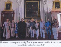 Jiří Sklenička (uprostřed) s přáteli v Břevnovském klášteře, 2021