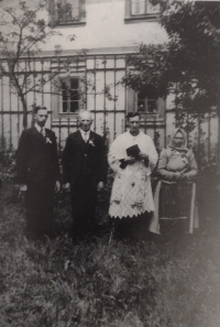 Fotografie u loucké fary – novokněz Karel Šindelář, jeho rodiče a bratr