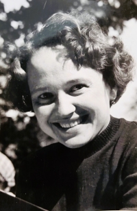 Portrétní fotografie Marie Papouškové, 1957