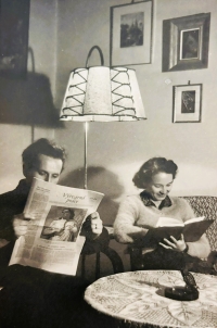 Manželé Papouškovi zachyceni v bytě na ulici Drobného