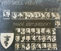 Tablo z Vyšší školy výživy, Marie Papoušková, tehdy ještě Marková, v první řadě, třetí zprava, 50. léta 20. století 