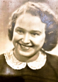 Fotografie na tablo. Marie, tehdy ještě Marková, 50.  léta 20. století 