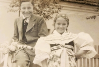 Během svátku matek s bratrem Janem Markem, cca 1940
