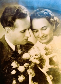 Svatební fotografie novomanželů Papouškových, 1953