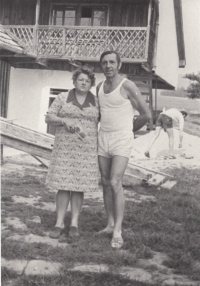 Anna Sazamová with her brother