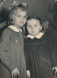 Zvjezdana Marković with her sister in 1958, Sarajevo