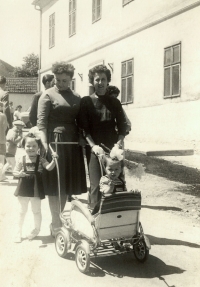 S dcerami a sestřenicí, 1958