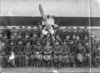 Otec pamětníka Josef Vágner se svou letkou ve Kbelích (v první řadě šestý zprava, hlava ve vrtuli)