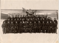 Kbelská letka, otec Josef Vágner v první řadě pátý zleva, v první řadě uprostřed velitel Alexander Hess
