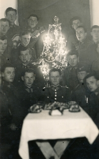 Vánoce ve Kbelích, otec Josef Vágner uprostřed