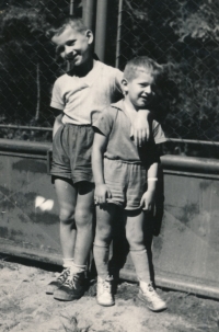 S bratrem Jindřichem, pamětník zprava, Hamr na Jezeře, 1957