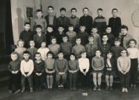 Základní škola, třídní učitelka Helena Trnková, pamětník v druhé řadě shora, druhý zleva, asi 1963