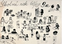 Tablo z 9. třídy, pamětník uprostřed, nese konvici ke kamnům