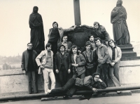 Se spolužáky z průmyslové školy, pamětník leží, 1973