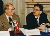 Jako pracovník Ministerstva průmyslu a obchodu na mezinárodním jednání, 2000