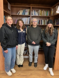 Pamětník při natáčení s dětmi v rámci projektu Příběhy našich sousedů, 2024