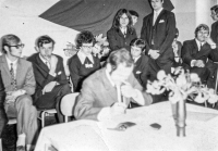 U maturity měl jako jediný student ve škole dlouhé vlasy, 1971