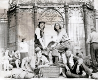 Happening Snídaně v trávě s kamarády před zámkem Hluboká, nahoře vpravo, okolo roku 1970