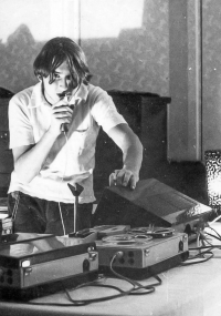 Po zákazu oficiálních "čajů", pořádání diskoték načerno