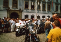 Jako prezident Harley-Davidson Clubu Praha v čele jízdy na českobudějovickém náměstí v rámci akce Super Rally, 2003