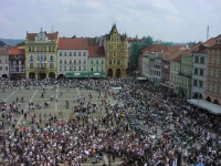 Super Rally 2003 přilákalo na českobudějovické náměstí spoustu obdivovatelů motocyklů, 2003