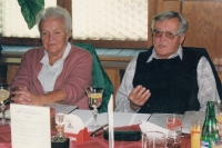 Jarmila a Miroslav Hofmanovi, rodiče pamětnice, na oslavě narozenin roku 1995